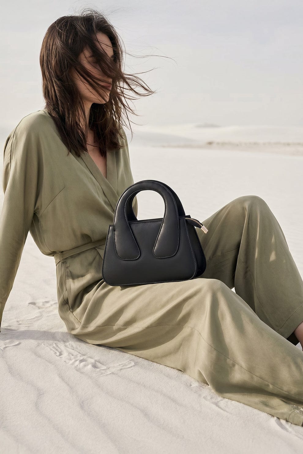 Chic Arch Crossbody Bag - Black