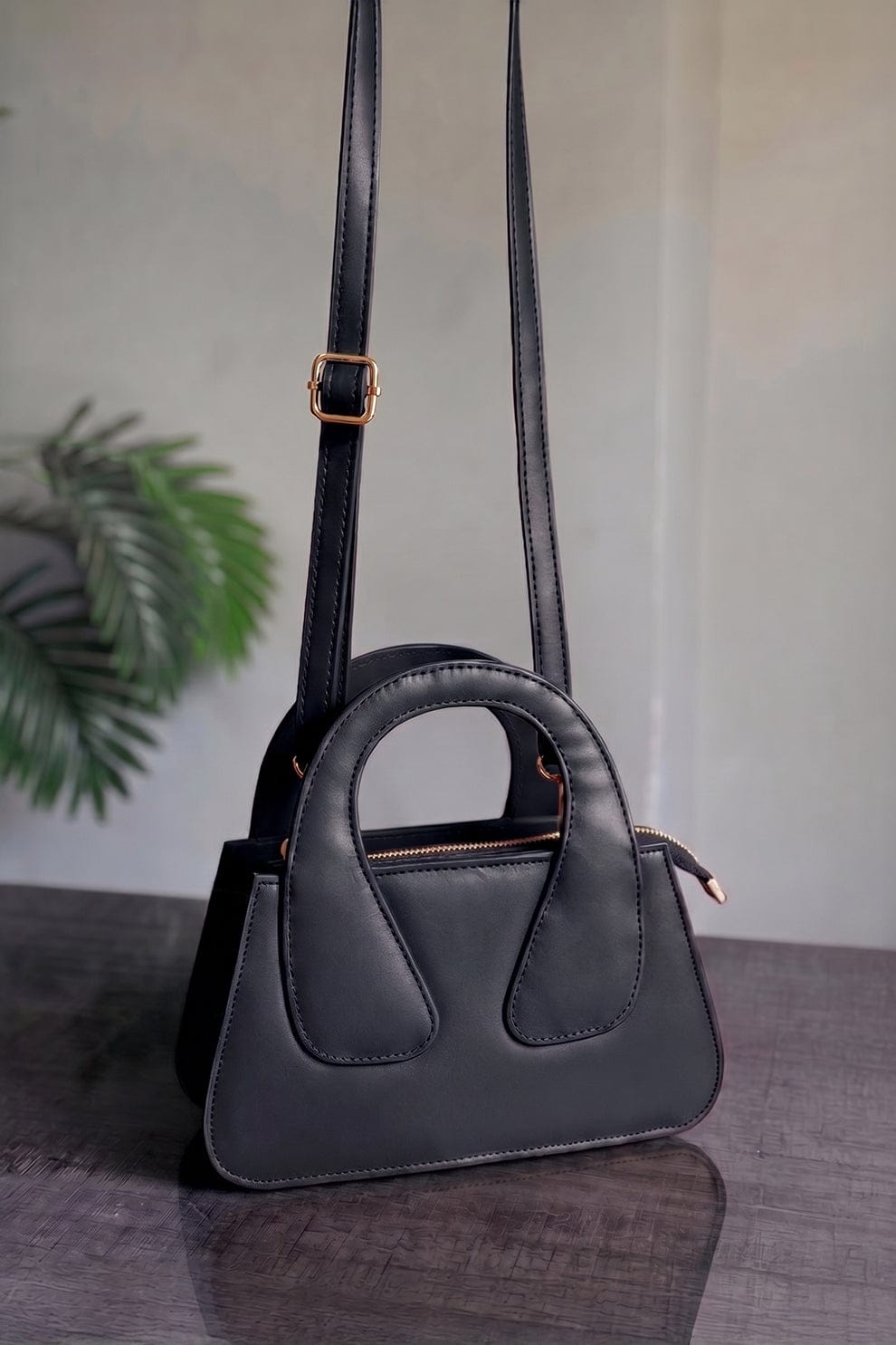 Chic Arch Crossbody Bag - Black